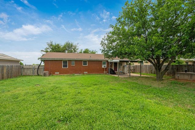 712 W ALAMEDA STREET, Iowa Park, TX 76367