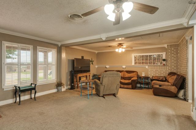 712 W ALAMEDA STREET, Iowa Park, TX 76367