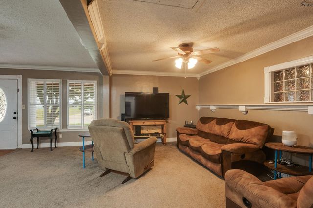 712 W ALAMEDA STREET, Iowa Park, TX 76367