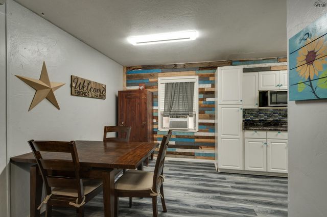 712 W ALAMEDA STREET, Iowa Park, TX 76367