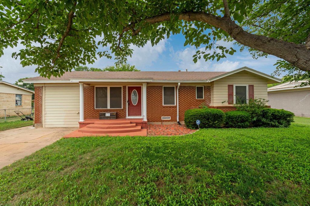 712 W ALAMEDA STREET, Iowa Park, TX 76367