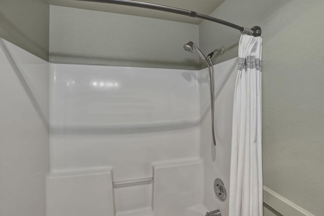 2004 SW 29th Street, Redmond, OR 97756