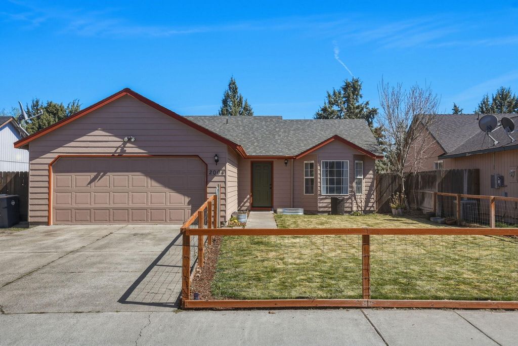 2004 SW 29th Street, Redmond, OR 97756
