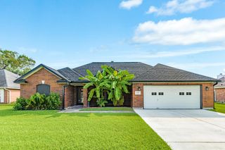 117 Bumelia Street, Lake Jackson, TX 77566