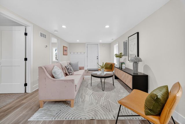 4076 Indianola Avenue, Des Moines, IA 50320