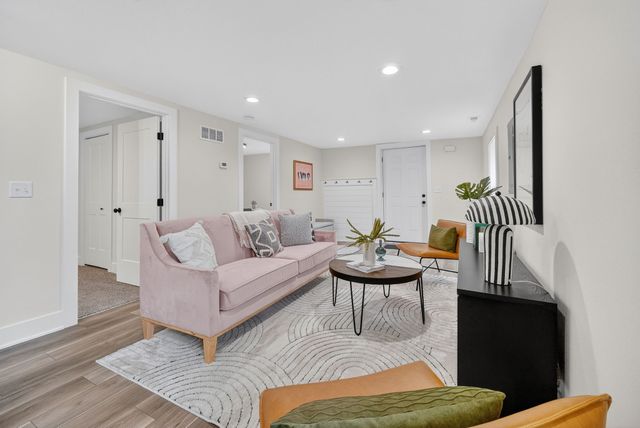 4076 Indianola Avenue, Des Moines, IA 50320