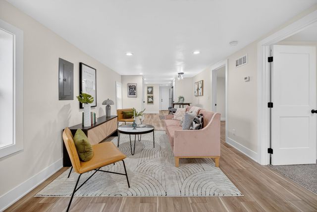 4076 Indianola Avenue, Des Moines, IA 50320