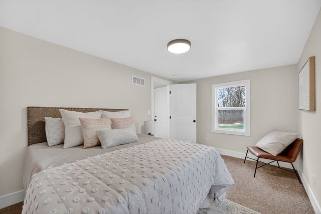 4076 Indianola Avenue, Des Moines, IA 50320