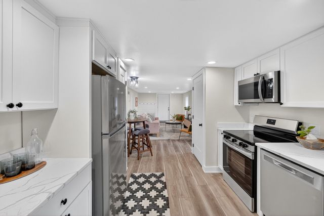 4076 Indianola Avenue, Des Moines, IA 50320