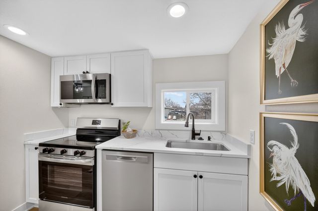 4076 Indianola Avenue, Des Moines, IA 50320