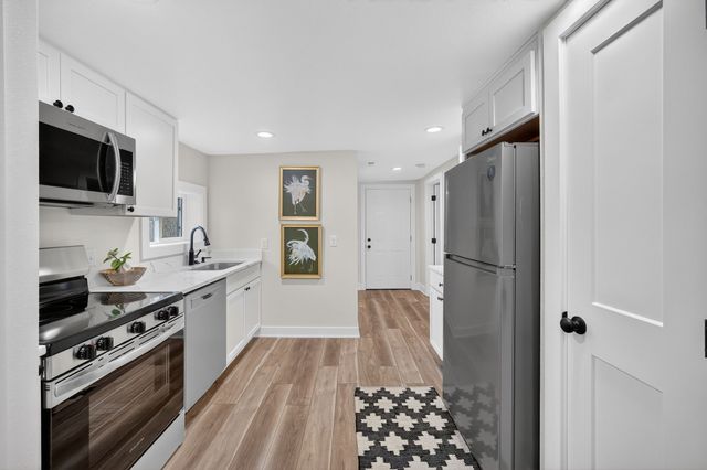 4076 Indianola Avenue, Des Moines, IA 50320