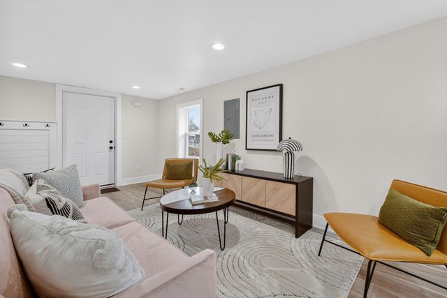 4076 Indianola Avenue, Des Moines, IA 50320