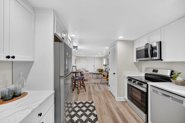 4076 Indianola Avenue, Des Moines, IA 50320