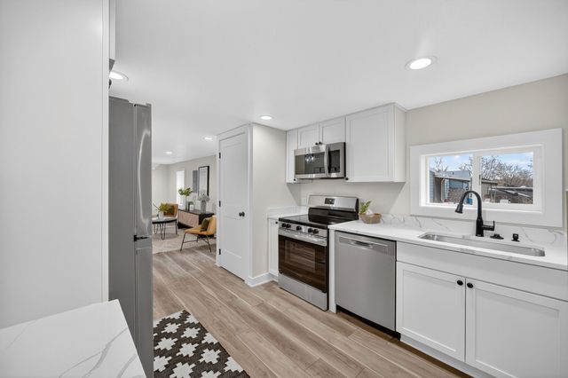 4076 Indianola Avenue, Des Moines, IA 50320