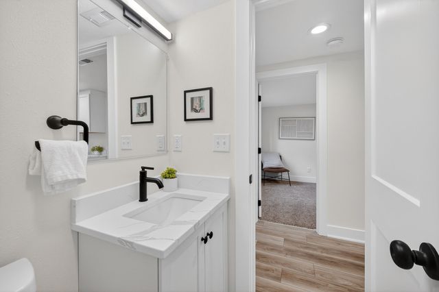 4076 Indianola Avenue, Des Moines, IA 50320