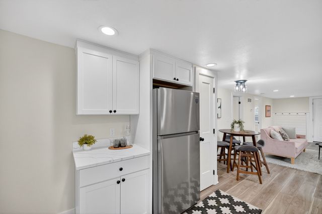 4076 Indianola Avenue, Des Moines, IA 50320