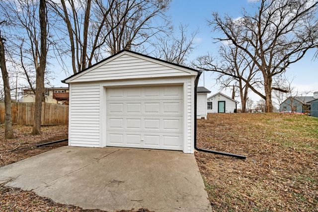 4076 Indianola Avenue, Des Moines, IA 50320