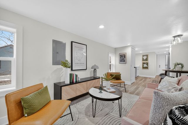 4076 Indianola Avenue, Des Moines, IA 50320