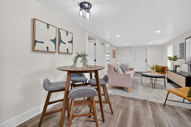 4076 Indianola Avenue, Des Moines, IA 50320