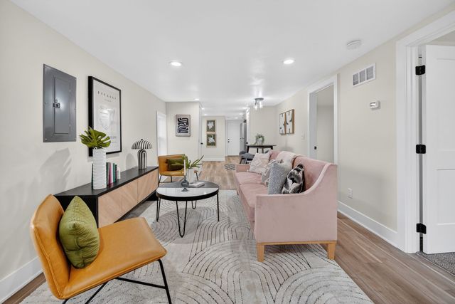 4076 Indianola Avenue, Des Moines, IA 50320