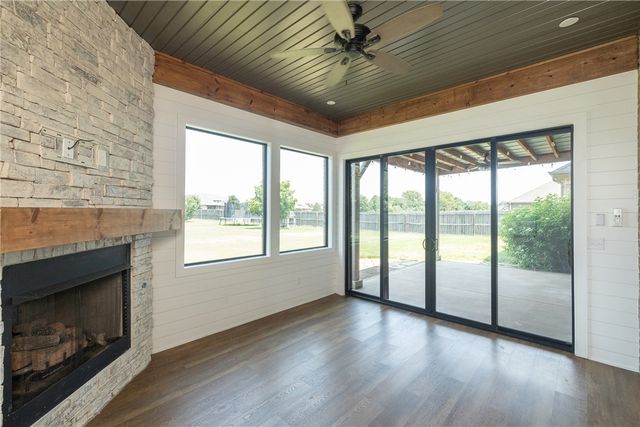 2386 Riverfront Lane, Fayetteville, AR 72703