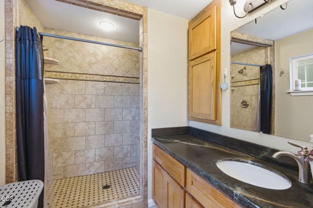 1334 SW Isham Street, Grants Pass, OR 97526