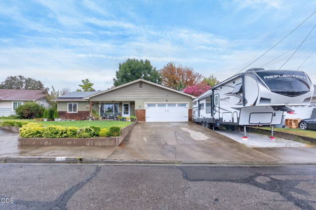 1334 SW Isham Street, Grants Pass, OR 97526