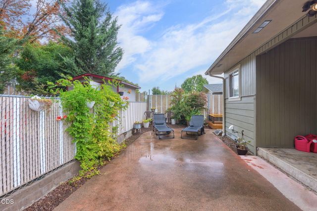 1334 SW Isham Street, Grants Pass, OR 97526