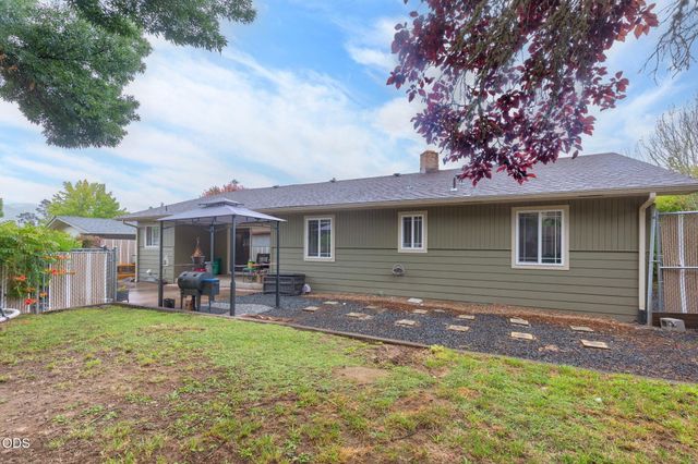 1334 SW Isham Street, Grants Pass, OR 97526
