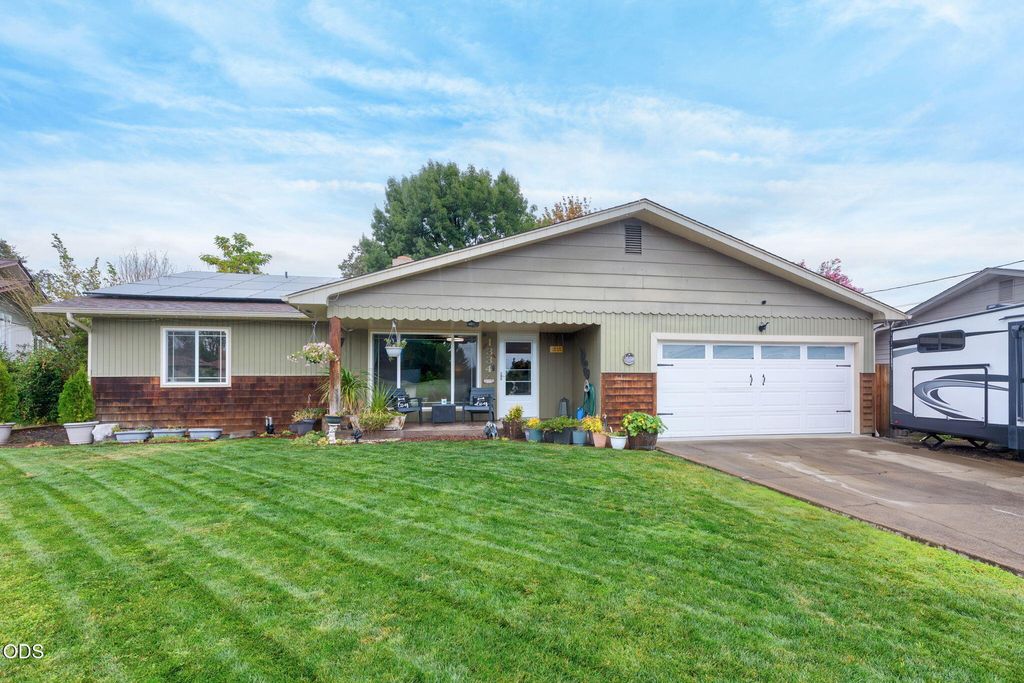 1334 SW Isham Street, Grants Pass, OR 97526