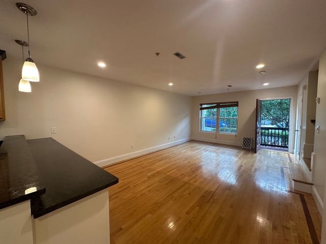 8 Grant St 14, Natick, MA 01760
