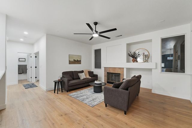 2079 Hyde Park Pl, Manteca, CA 95336