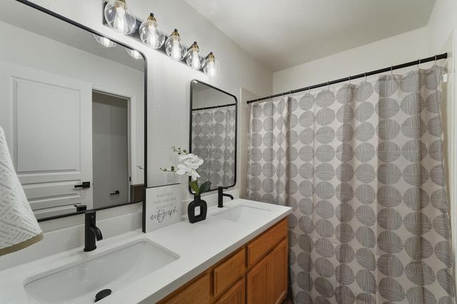 2079 Hyde Park Pl, Manteca, CA 95336