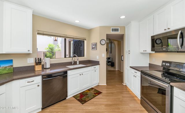 4005 E ROUND HILL Drive, Phoenix, AZ 85028