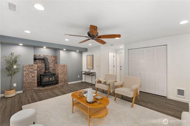 1111 S 27th Place, Renton, WA 98055