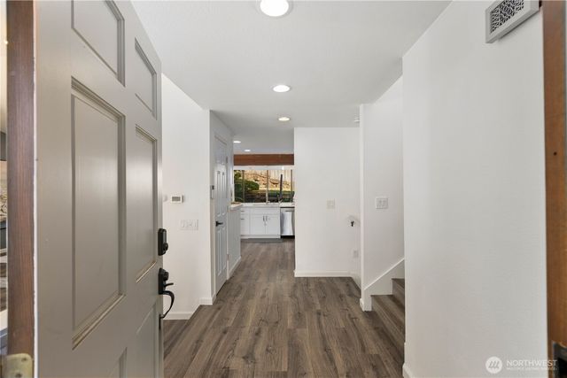 1111 S 27th Place, Renton, WA 98055