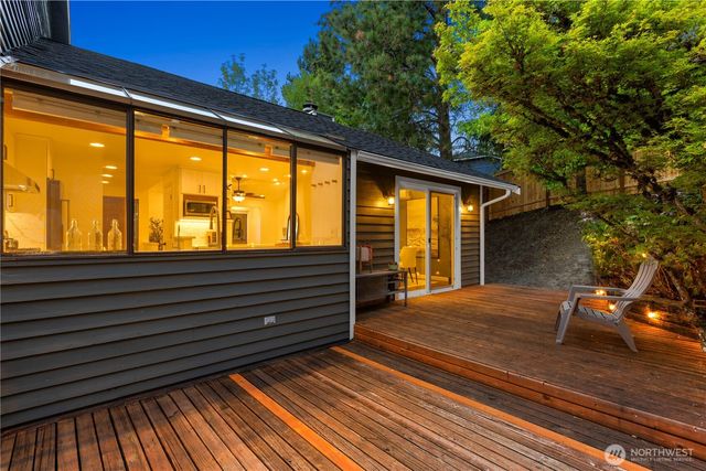 1111 S 27th Place, Renton, WA 98055