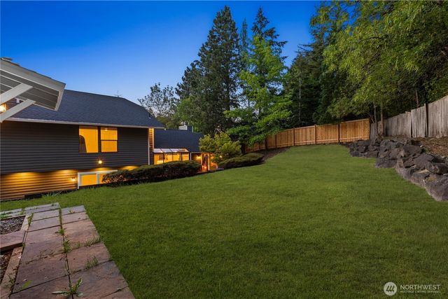 1111 S 27th Place, Renton, WA 98055