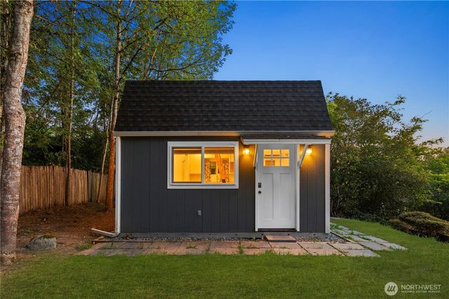 1111 S 27th Place, Renton, WA 98055