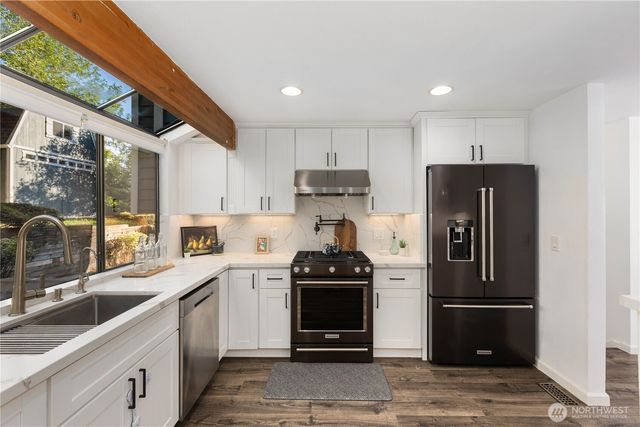 1111 S 27th Place, Renton, WA 98055