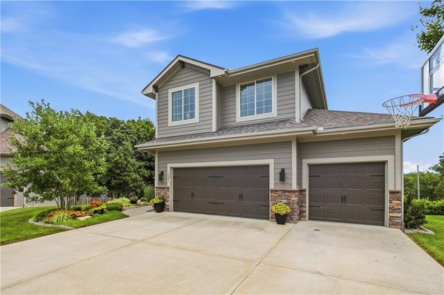 1021 SE Scarlet Court, Blue Springs, MO 64014