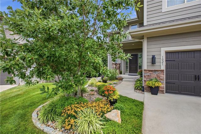 1021 SE Scarlet Court, Blue Springs, MO 64014