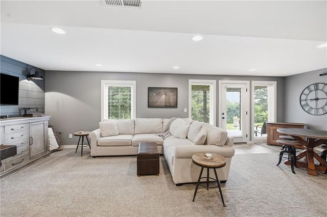 1021 SE Scarlet Court, Blue Springs, MO 64014
