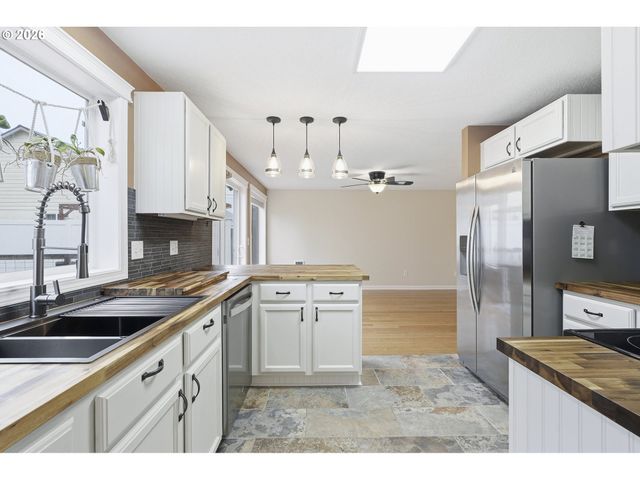 1559 E 2ND St, Newberg, OR 97132