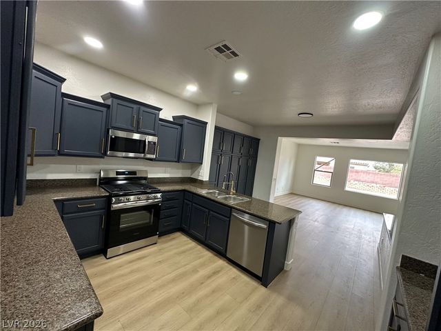 5728 Flying Birdie Avenue, Las Vegas, NV 89122