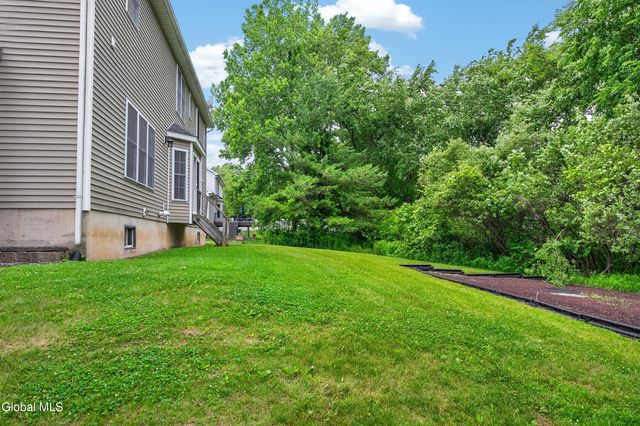 10 Reynolds Court, Bethlehem, NY 12054