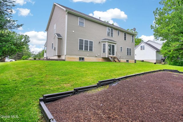 10 Reynolds Court, Bethlehem, NY 12054