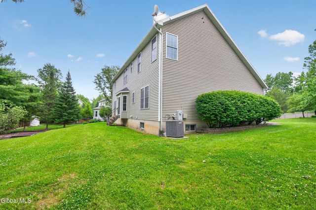 10 Reynolds Court, Bethlehem, NY 12054