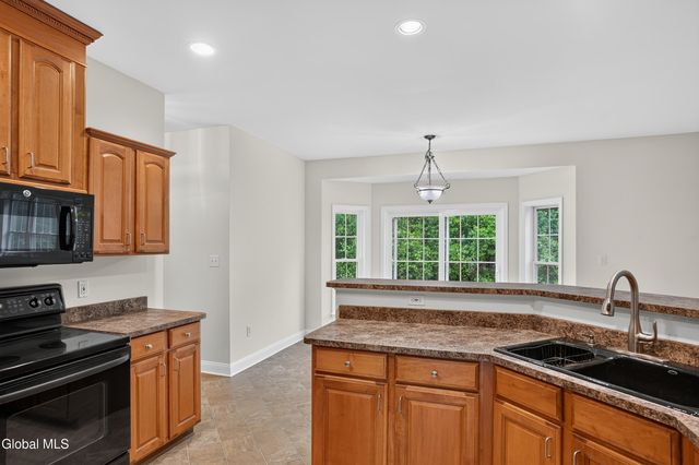 10 Reynolds Court, Bethlehem, NY 12054