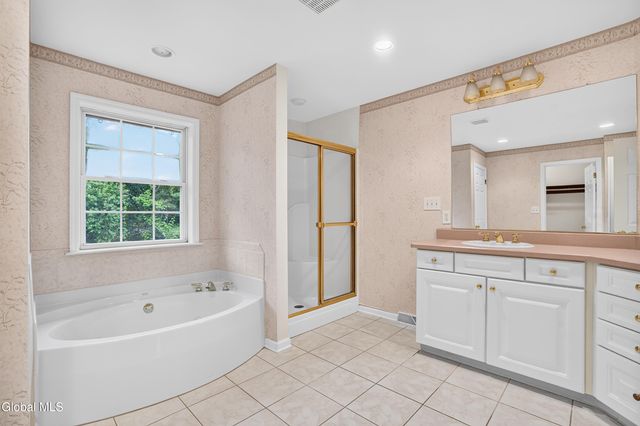 10 Reynolds Court, Bethlehem, NY 12054
